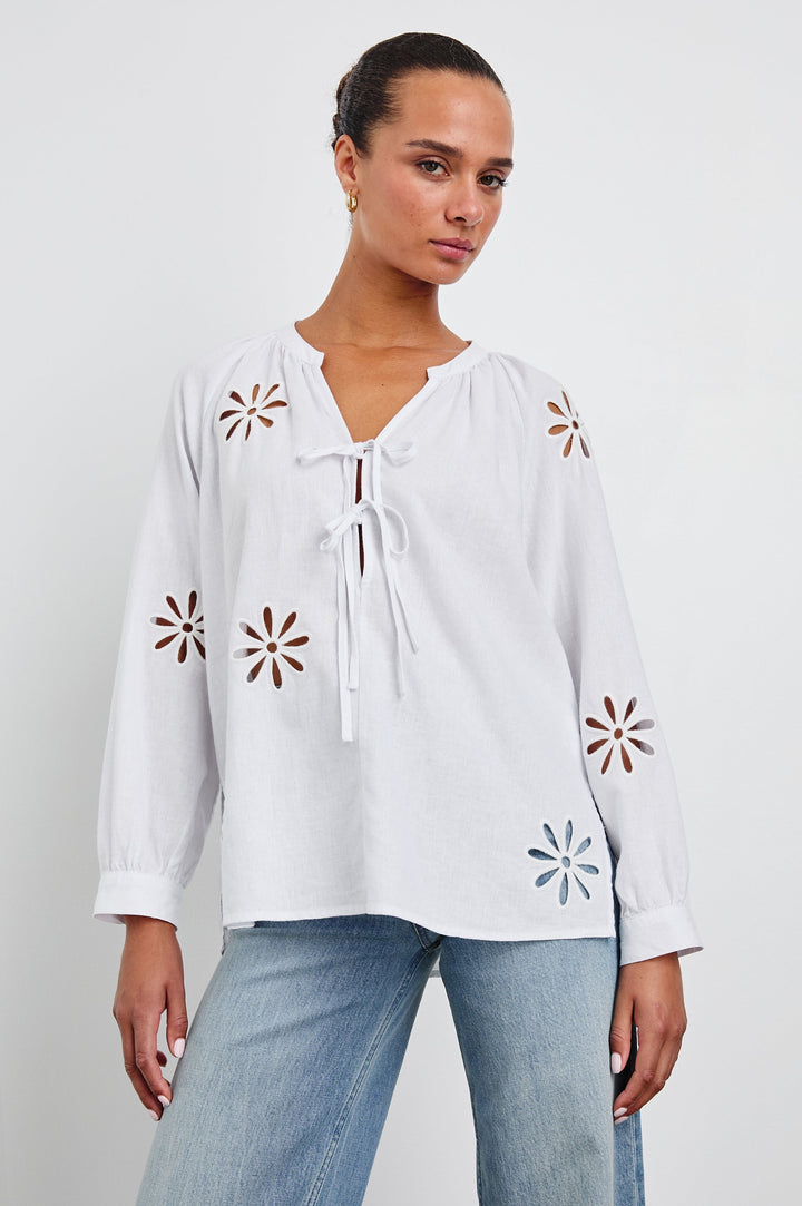 Blouse ajourée motifs fleurs Brielle