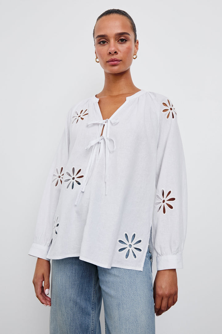 Blouse ajourée motifs fleurs Brielle