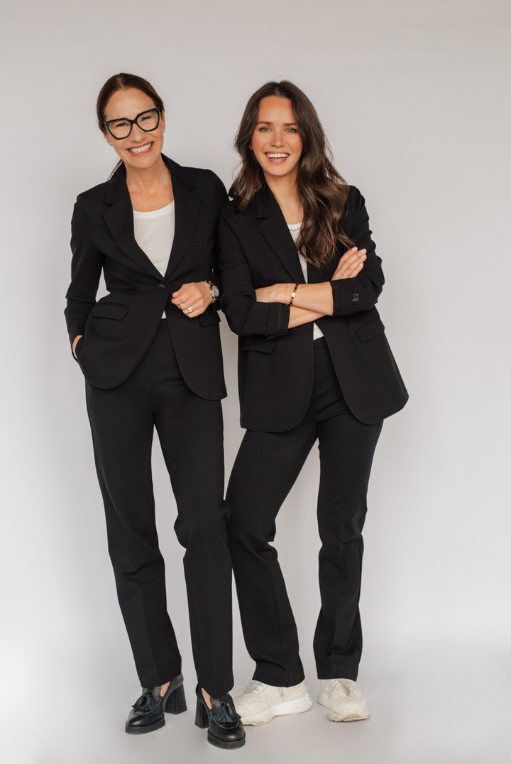 Louise et Gabrielle porte le pantalon XS. Louise veston XS, Gabrielle veston S