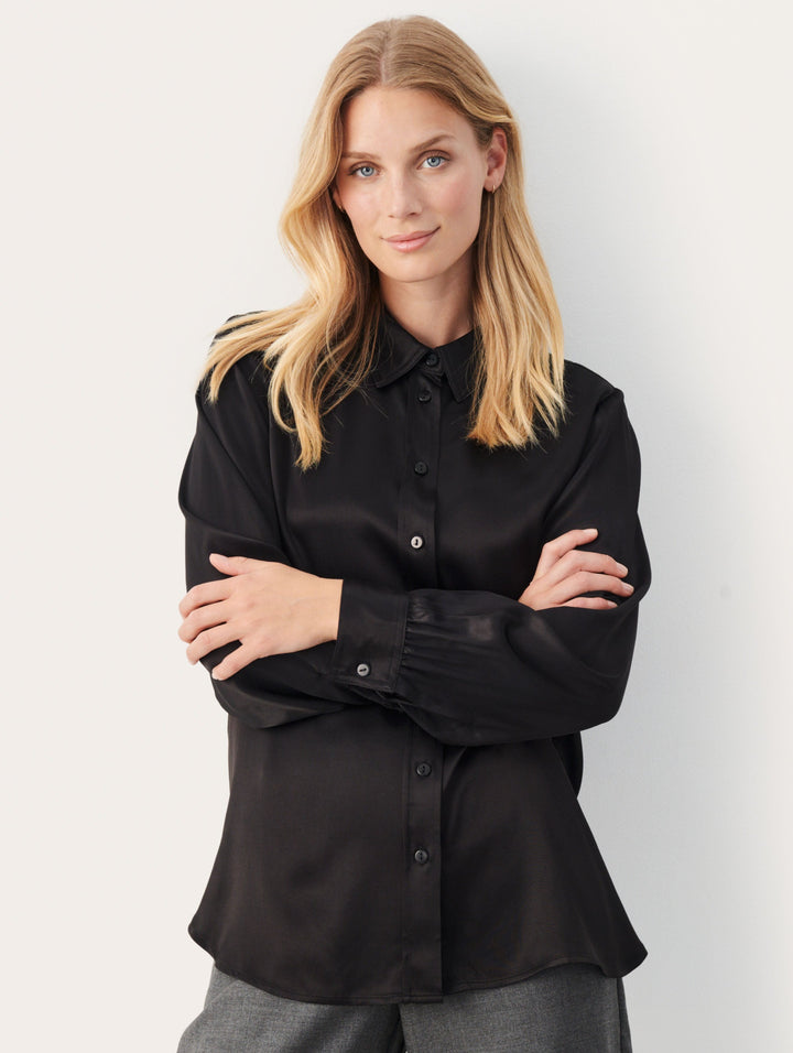 Blouse noire et ample satinée