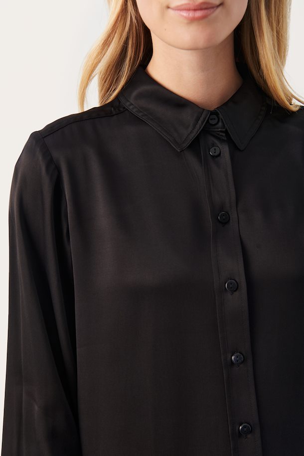 Blouse noire et ample satinée