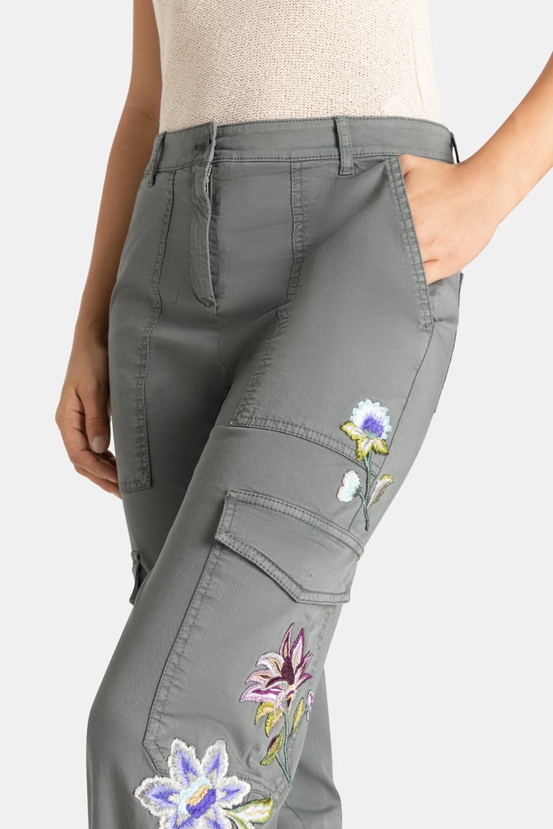 Pantalon cargo avec broderie fleurs