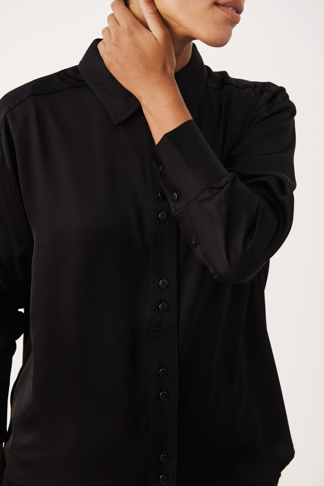 Blouse noire et ample satinée