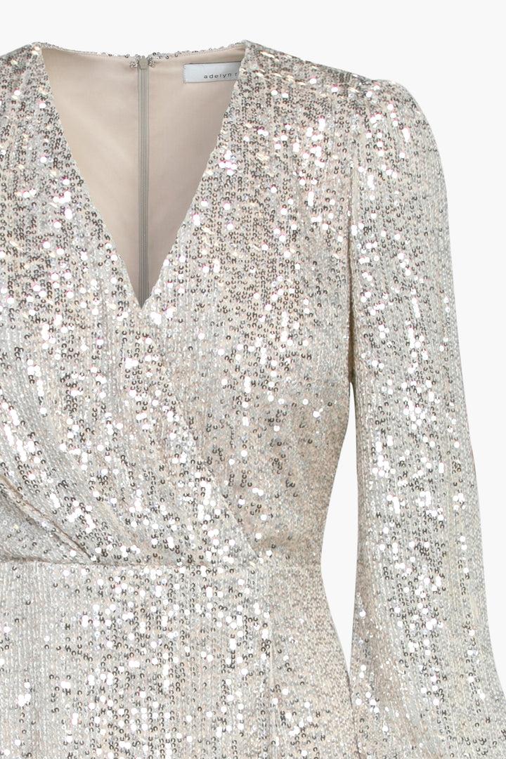 Robe courte à paillettes argentées